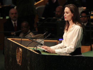 Slide image for gallery: 10227 | Анджелина Джоли в элегантном наряде выступила на заседании Генассамблеи ООН