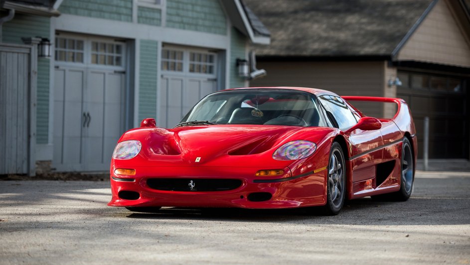 Красный суперкар Ferrari F50 был выпущен тиражом в 359 автомобилей