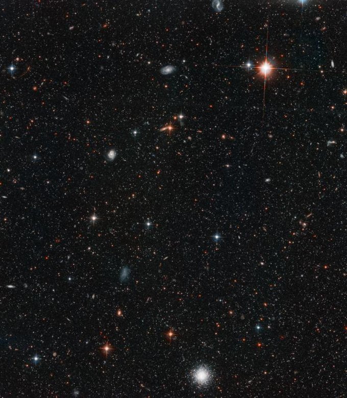 16 декабря. На этом изображении запечатлен свет 300 000 звезд в галактике Андромеды, огромном сферическом облаке звезд. На изображении также присутствует множество фоновых галактик, которые находятся в глубинах космоса. Фото: NASA