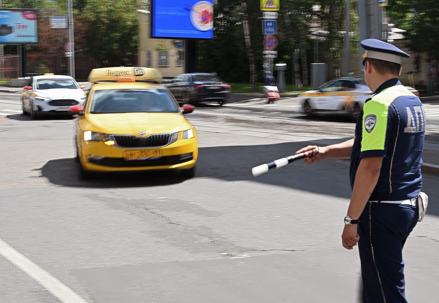 В Петербурге притормозили со штрафами таксистам, чтобы сдержать цены -  Новости Mail.ru