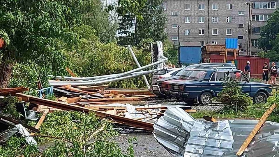 Ураган в Красноярске. Ураган в Красноярске сегодня. Ураган охрана Красноярск. Спасатели после урагана.