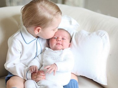 Slide image for gallery: 5286 | Принц Джордж очень мило и нежно обнимал и целовал свою маленькую сестричку