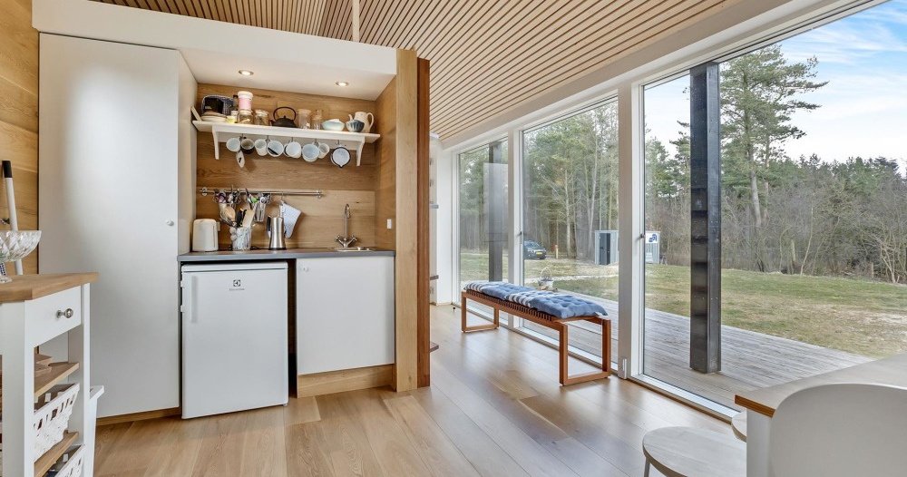 Маленькая дача 24 м²: скромный скандинавский интерьер, панорамные окна, спальня на антресоли