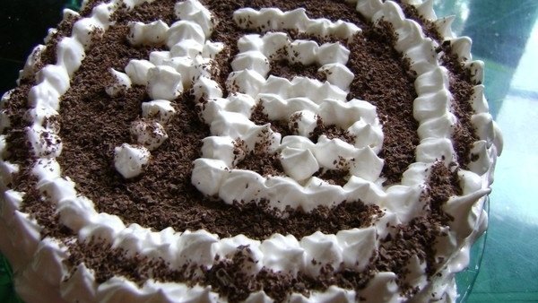 Нежный песочный торт с белковым кремом