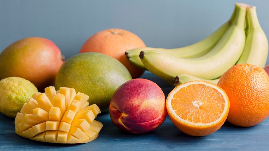 Бананы, апельсины, манго, персик лимон.