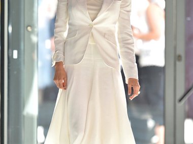 Slide image for gallery: 4083 | даже Анджелина Джоли, главный голливудский адепт черного цвета, иногда изменяет привычной гамме — белый костюм очень идет актрисе. Ждем будущего подвенечного платья!