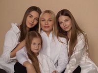 Content image for: 522251 | В сети обсуждают фотосессию невестки Валерии с матерью и сестрами