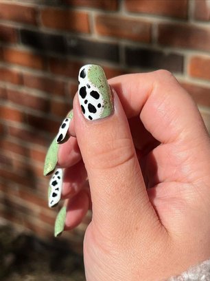 Зеленые ногти с коровьим принтом из аккаунта Mypolishlibrary