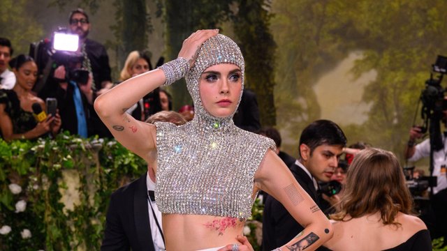 Кара Делевинь на Met Gala