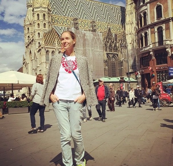 Катя Осадчая прогулялась по Вене без макияжа и в брендовых вещах от Анны Седоковой