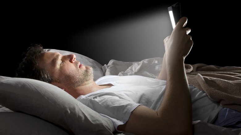 Доказана связь между просмотром соцсетей вечером и нарушением режима сна. Фото: Depositphotos 