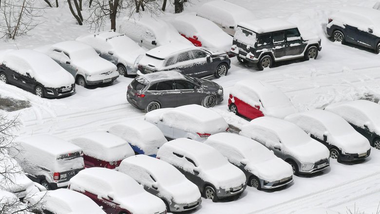 Парковка, снег, запертый автомобиль