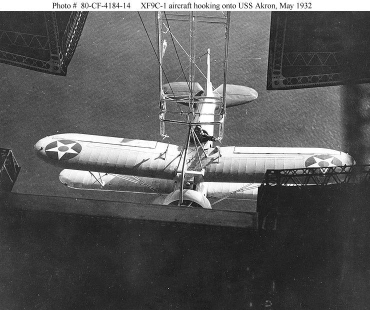 «F9C Спэрроу-хок» удачно прицепился к «трапеции» «Акрона», май 1932 года