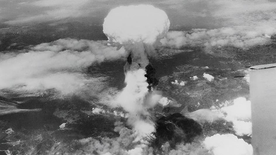 Америка сбросила бомбы на японию. Хиросима и Нагасаки атомная бомбардировка. Взрыв Хиросима и Нагасаки. Атомная бомбардировка США Хиросимы и Нагасаки.