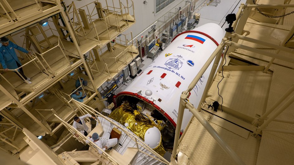 Головная часть ракеты Союз-2.1б со спутниками Ионосфера-М на стадии подготовки к запуску Головная часть ракеты Союз-2.1б со спутниками Ионосфера-М на стадии подготовки к запуску