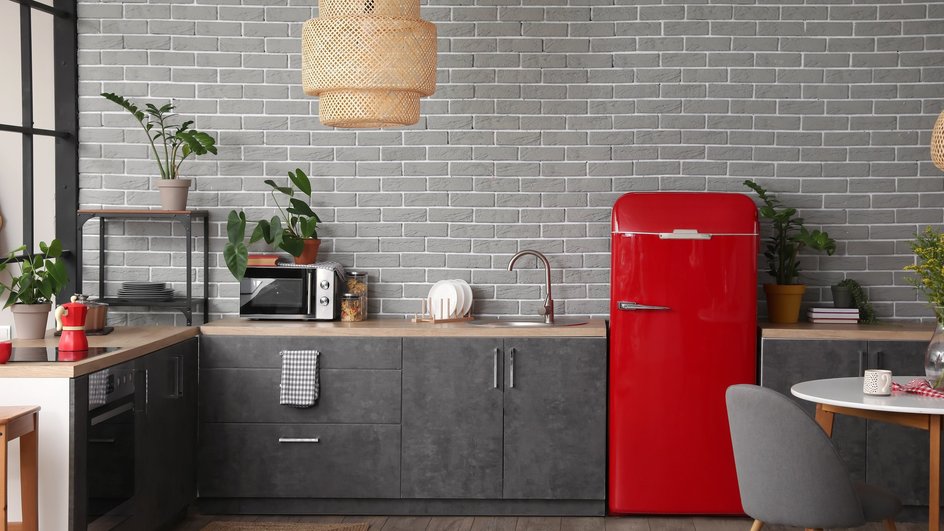Красный холодильник стоит на кухне