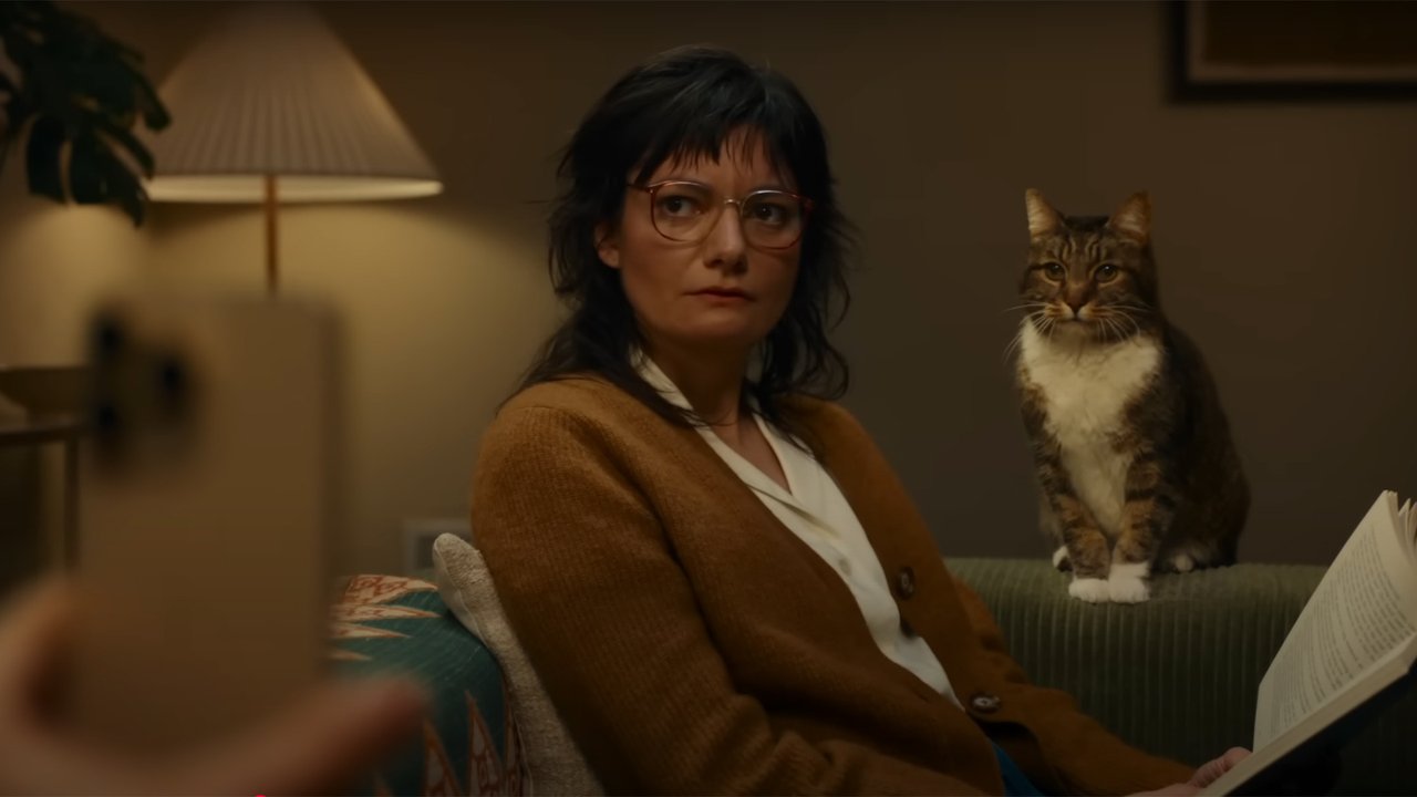 Кот с девушкой на фоне стены Кот с девушкой на фоне стены