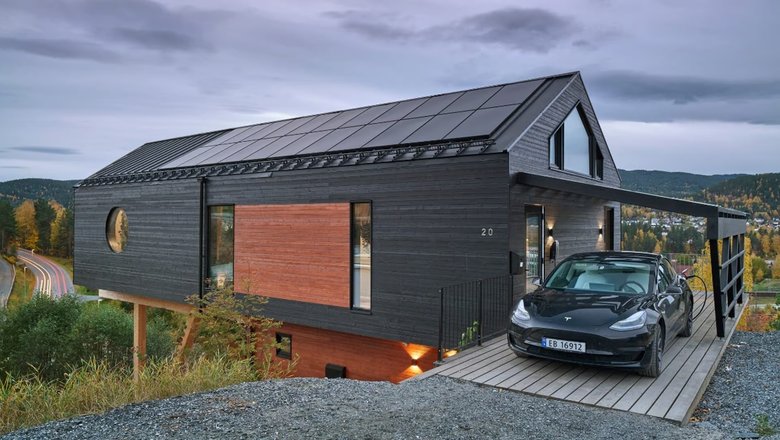 Дом не только генерирует достаточно энергии для собственных нужд, но и обеспечивает 75% энергии, необходимой для зарядки семейного электромобиля.