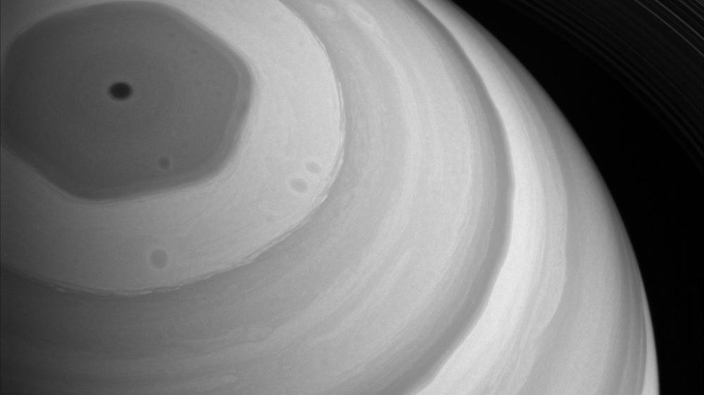 Гигантский Гексагон Сатурна. Сатурн фото НАСА. Шестиугольник Сатурна. Шестиугольное образование на Сатурне.