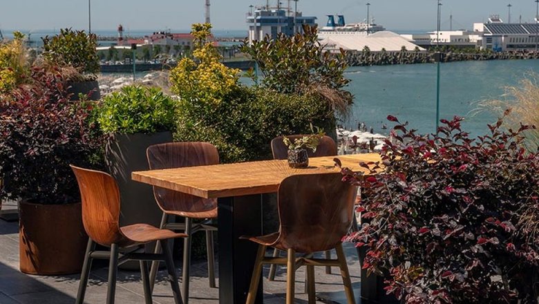 Уютная терраса с видом на море в ресторане «Горыныч».
