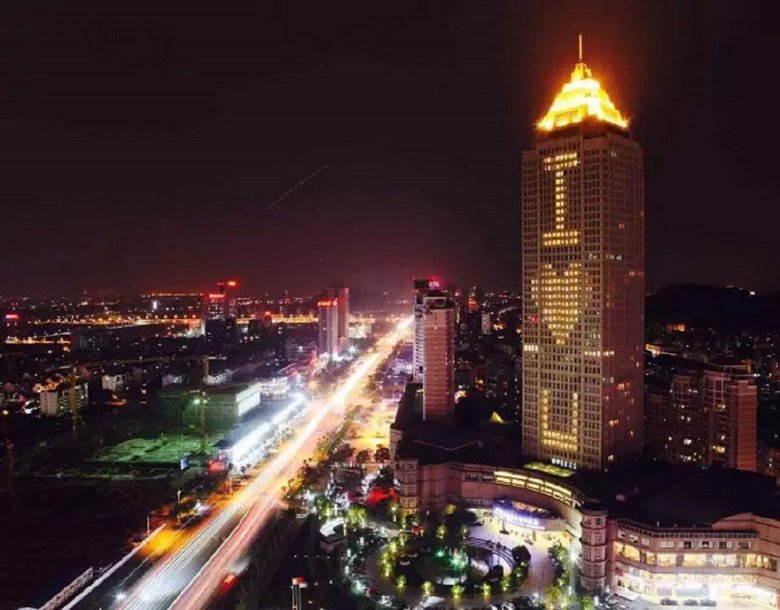 84-летний житель Китая «написал» жене слова «Я люблю тебя» на небоскребе