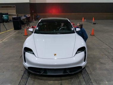 slide image for gallery: 27424 | Электрический Porsche установил рекорд скорости в помещении