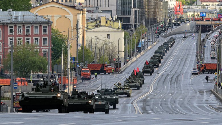 Колонна военной техники в Москве во время репетиции парада в честь 80-й годовщины Победы в Великой Отечественной войне, 29 апреля 2025 года Колонна военной техники в Москве во время репетиции парада в честь 80-й годовщины Победы в Великой Отечественной войне, 29 апреля 2025 года