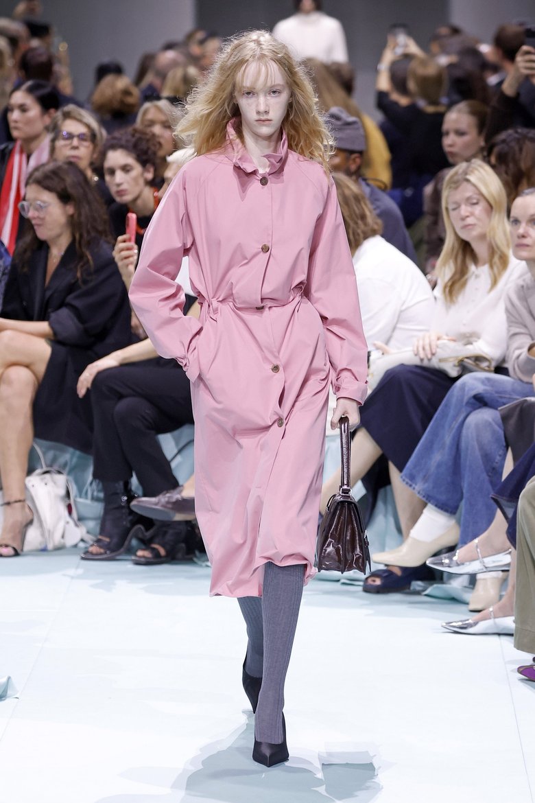 Показ Prada с трендами весны 2025 Показ Prada с трендами весны 2025
