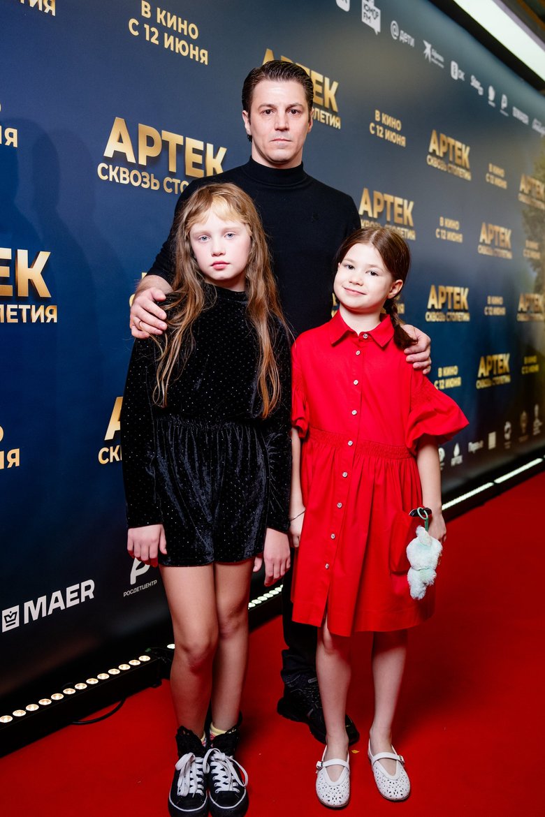 Гела Месхи с дочерью Беллой (справа) на премьере фильма «Артек. Сквозь время», фото: пресс-служба Гела Месхи с дочерью Беллой (справа) на премьере фильма «Артек. Сквозь время», фото: пресс-служба