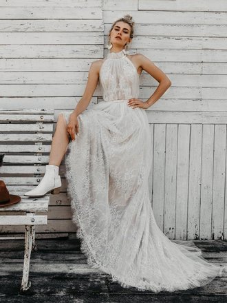 Девушка в свадебном платье в стиле «рустик»