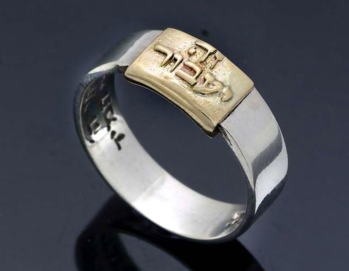 Кольцо выполнено из серебра с золотыми вставками