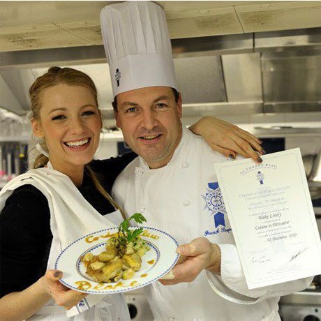 Актриса Блейк Лайвли на кулинарном мастер-классе Le Cordon Bleu в Париже