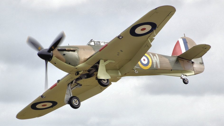 Британский истребитель Hawker Hurricane в небе