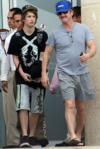 Заботливый отец Шон Пенн встречает сына Хоппера Джека в аэропорту Мехико, февраль 2009 года