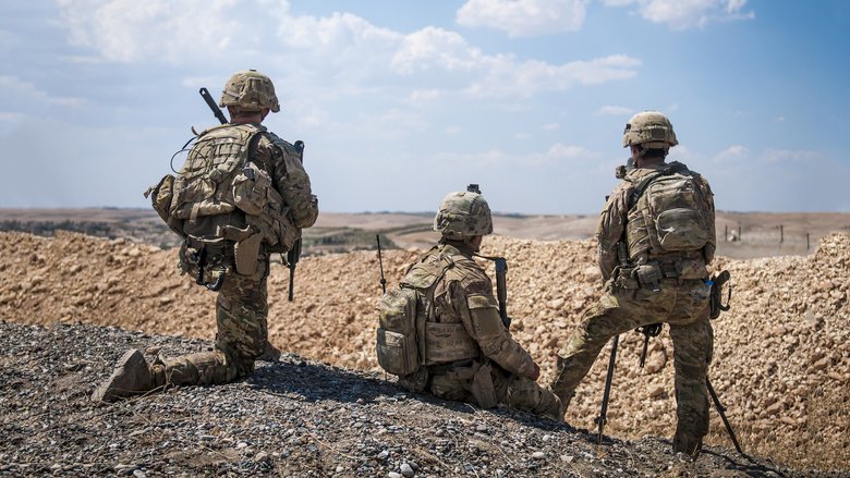 Группа американских солдат следит за демаркационной линией во время патрулирования за пределами Манбия, Сирия, 24 июня Фото: Тимоти Р. Костер