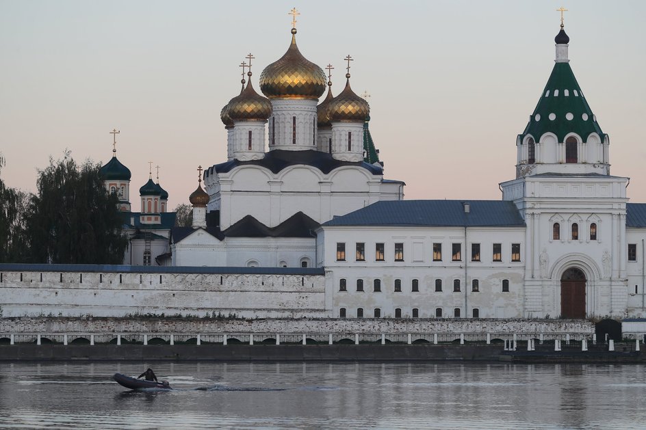 Кострома. Свято-Троицкий Ипатьевский монастырь на реке Кострома