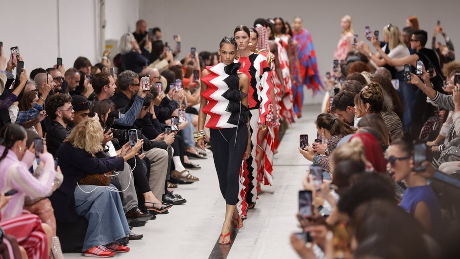 Девушки-модели на подиуме Missoni показывают, с чем носить легинсы, демонстрируя самые модные образы весны 2025 Девушки-модели на подиуме Missoni показывают, с чем носить легинсы, демонстрируя самые модные образы весны 2025