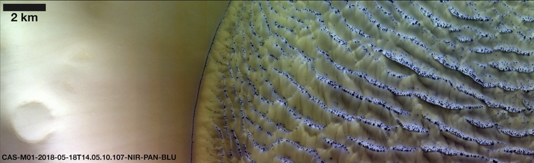 Снимок марсианских барханов в одном из кратеров. Фото: European Space Agency / Роскомос / CaSSIS