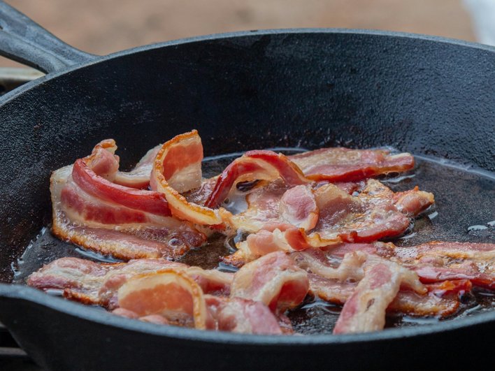 Переработанное мясо содержит много соли, насыщенных жиров и химических консервантов Переработанное мясо содержит много соли, насыщенных жиров и химических консервантов