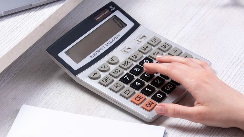 Женщина высчитывает коэффициент фондоотдачи.