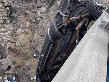 slide image for gallery: 27618 | Водитель пикапа едва не улетел в пропасть: его спас «дом на колесах»