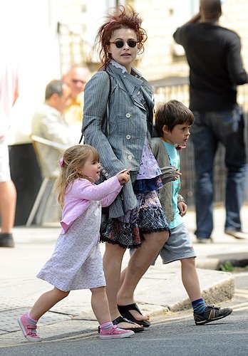 Хелена с детьми на прогулке по Лондону, май 2011 года