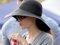 Content image for: 498847 | Анджелина Джоли в широкополой шляпе отправилась на блошиный рынок