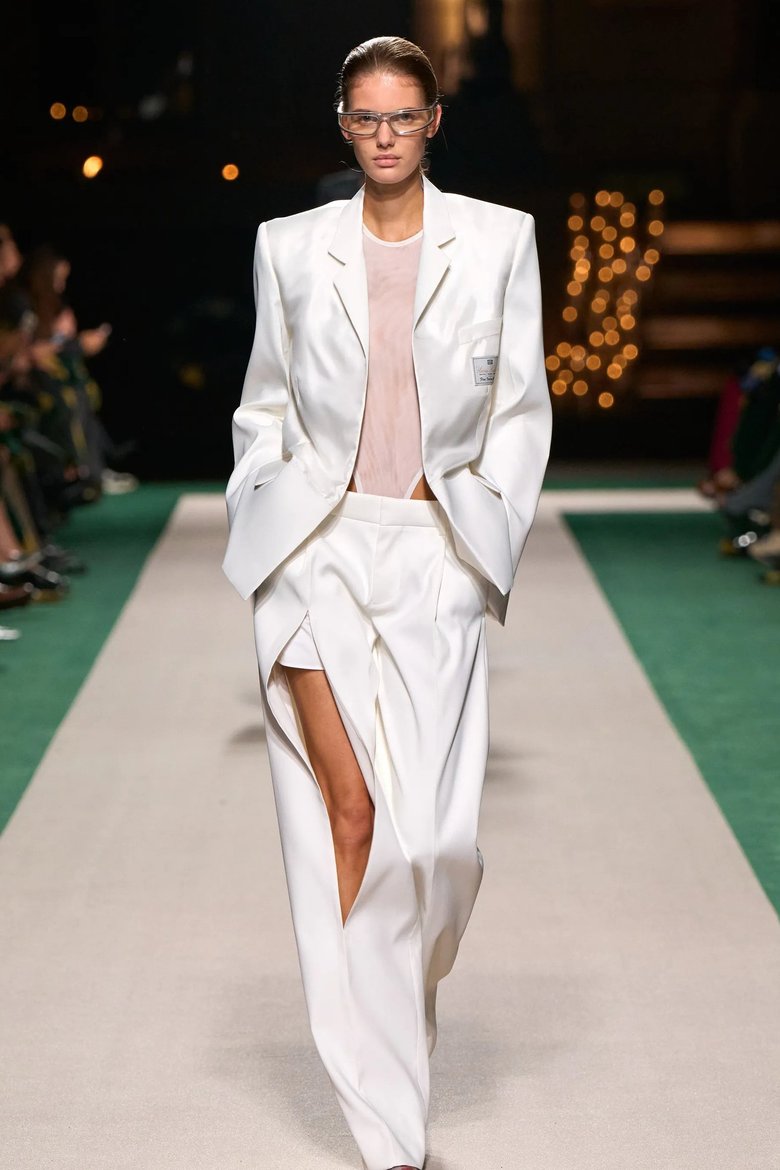 Показ Victoria Beckham с трендами весны 2025 Показ Victoria Beckham с трендами весны 2025