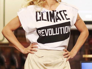 Slide image for gallery: 4313 | Памела Андерсон выбрала ту же футболку, что и Леди Гага, но ее образ уже с первого раза получился куда более удачным