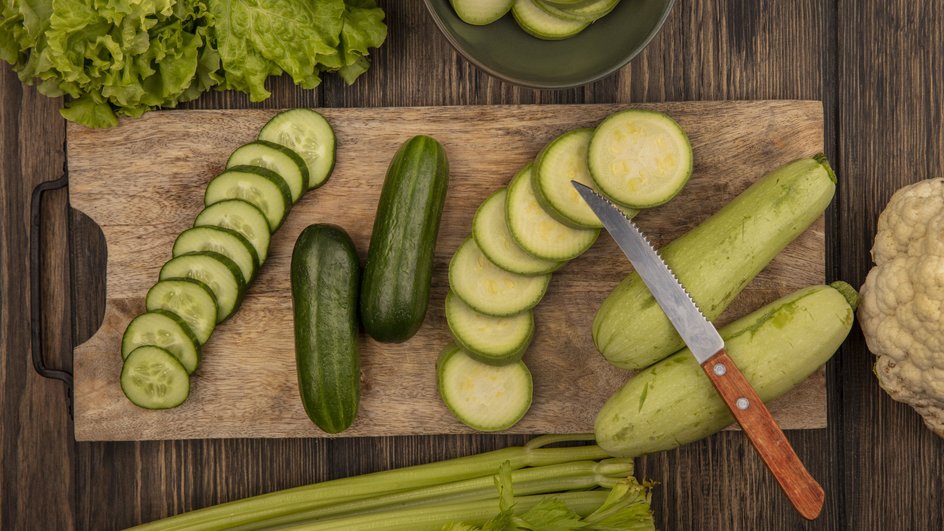 Кабачки, нарезанные для приготовления вкусного варенья из кабачков. 