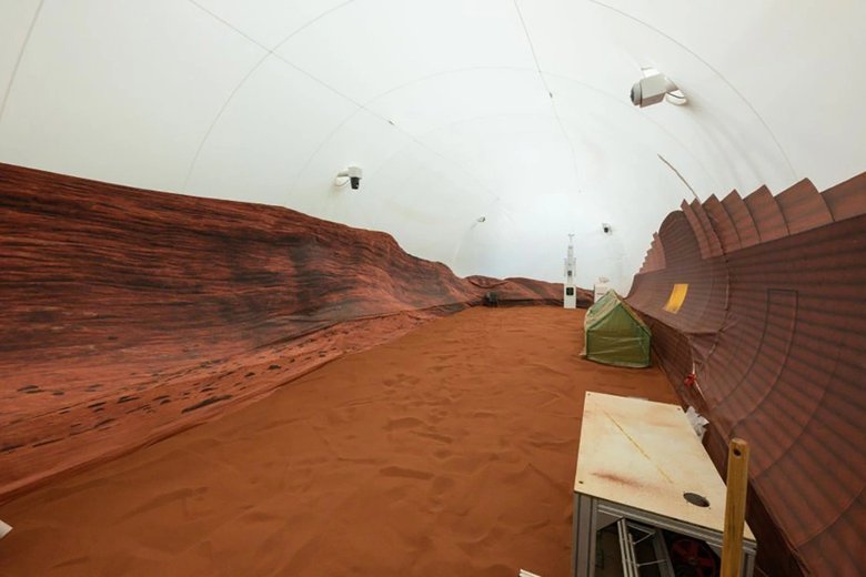 Красный песок во внешней зоне «марсианской» базы для имитации выходов на поверхность планеты