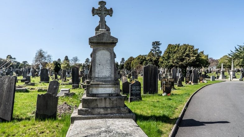 Гласневин (Ирландия). Главное кладбище в Ирландии – как и положено, с кельтскими крестами. Это одновременно и символ христианской веры, и знак Солнца (языческое колесо).