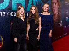 Юлия Пересильд с дочками на премьере фильма «On и Она», фото: пресс-служба