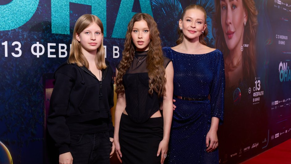 Юлия Пересильд с дочками на премьере фильма «On и Она», фото: пресс-служба Юлия Пересильд с дочками на премьере фильма «On и Она», фото: пресс-служба